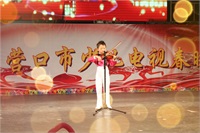 77節(jié)目名稱 金蛇狂舞 選送單位 大石橋藍(lán)天幼兒園 指導(dǎo)教師 趙玉娟 表演者 徐可涵.jpg